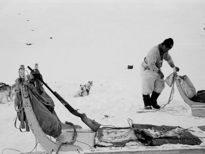 préparatif de départ à l'aube d'un chasseur pêcheur