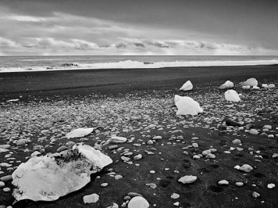 plage près du lagon de jökulsarlon